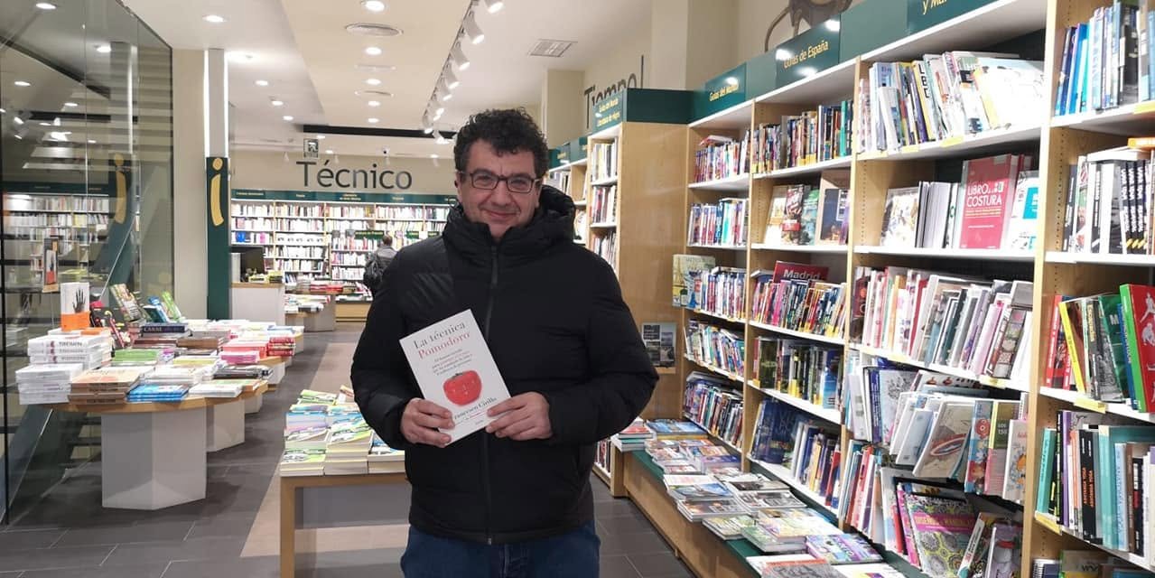 Francesco Cirillo in a Málaga bookshop holding the first copy of the Spanish edition of the Pomodoro Technique book